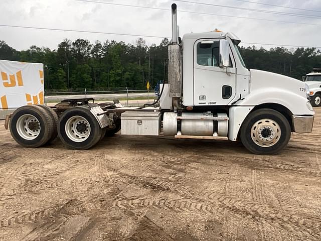Image of Freightliner Columbia equipment image 3