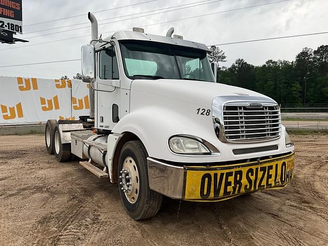Image of Freightliner Columbia equipment image 2