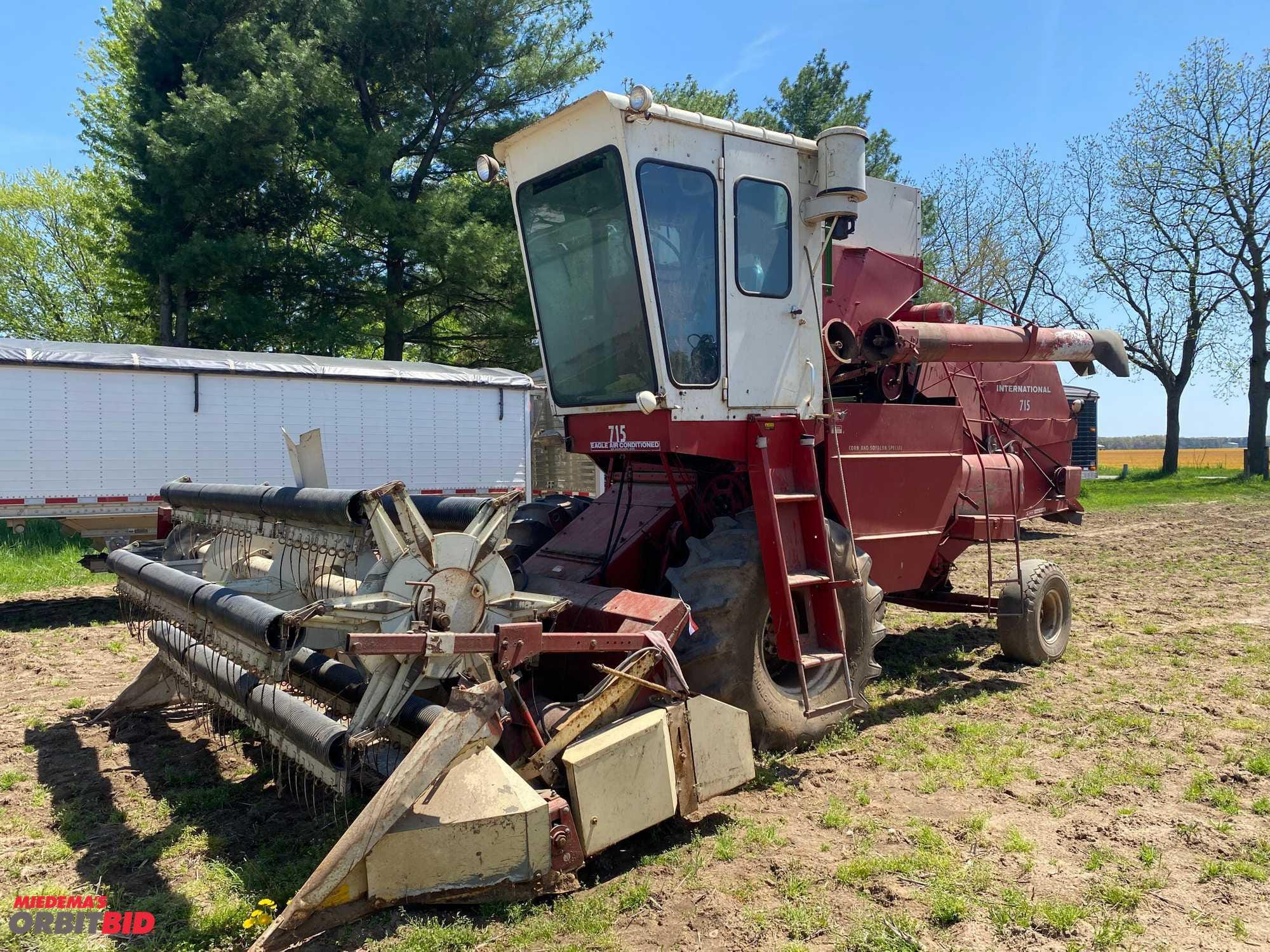 Main image International Harvester 715