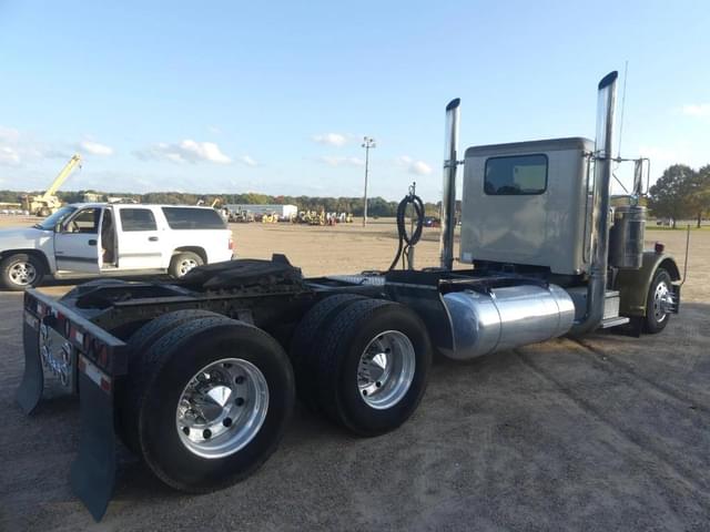 Image of Peterbilt 359 equipment image 2