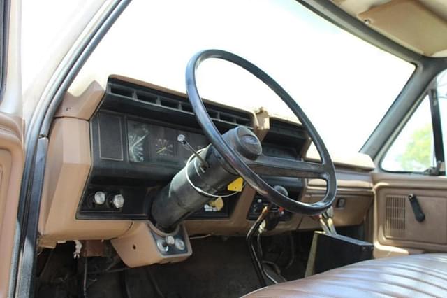 Image of Ford F-750 equipment image 3