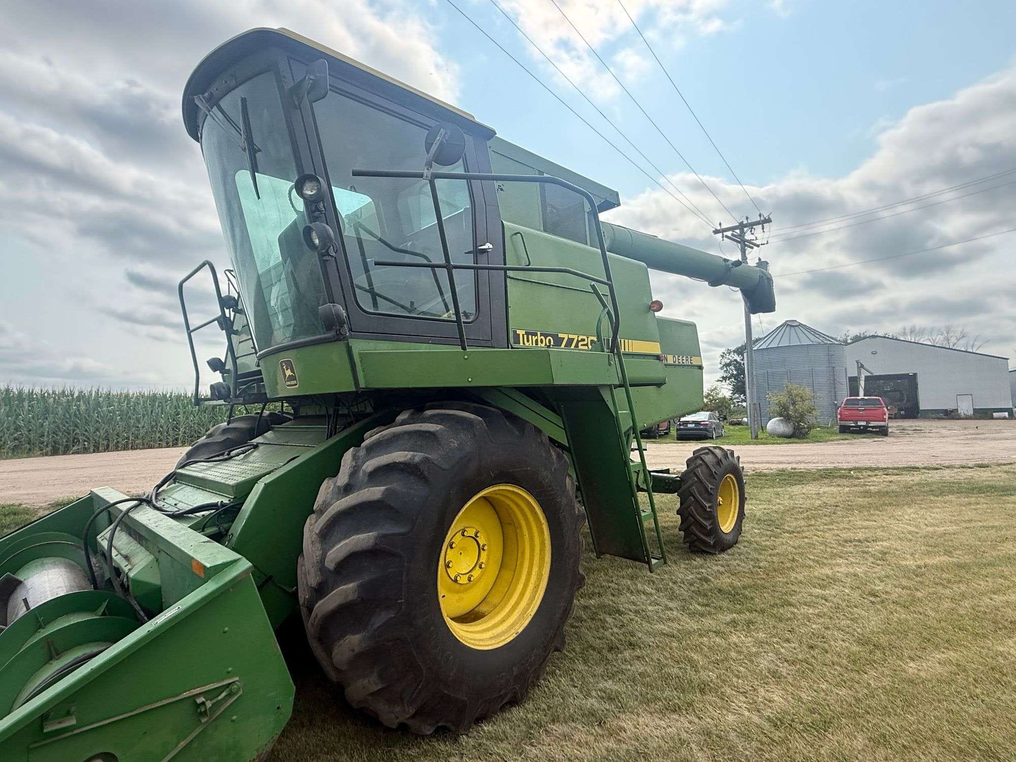 John Deere Turbo 7720 Equipment Image0
