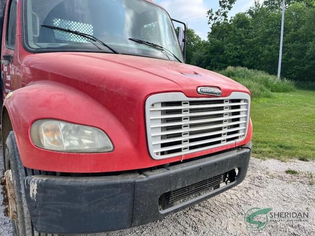 Image of Freightliner M2 106 equipment image 3