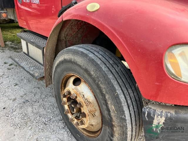 Image of Freightliner M2 106 equipment image 4