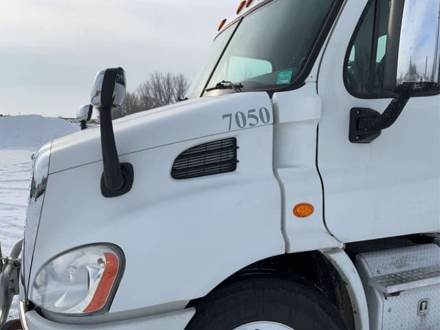 Image of Freightliner Cascadia equipment image 2