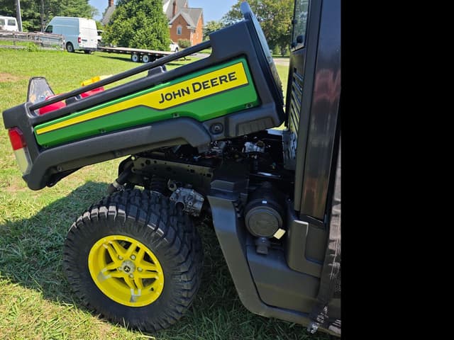 Image of John Deere XUV 835M equipment image 3