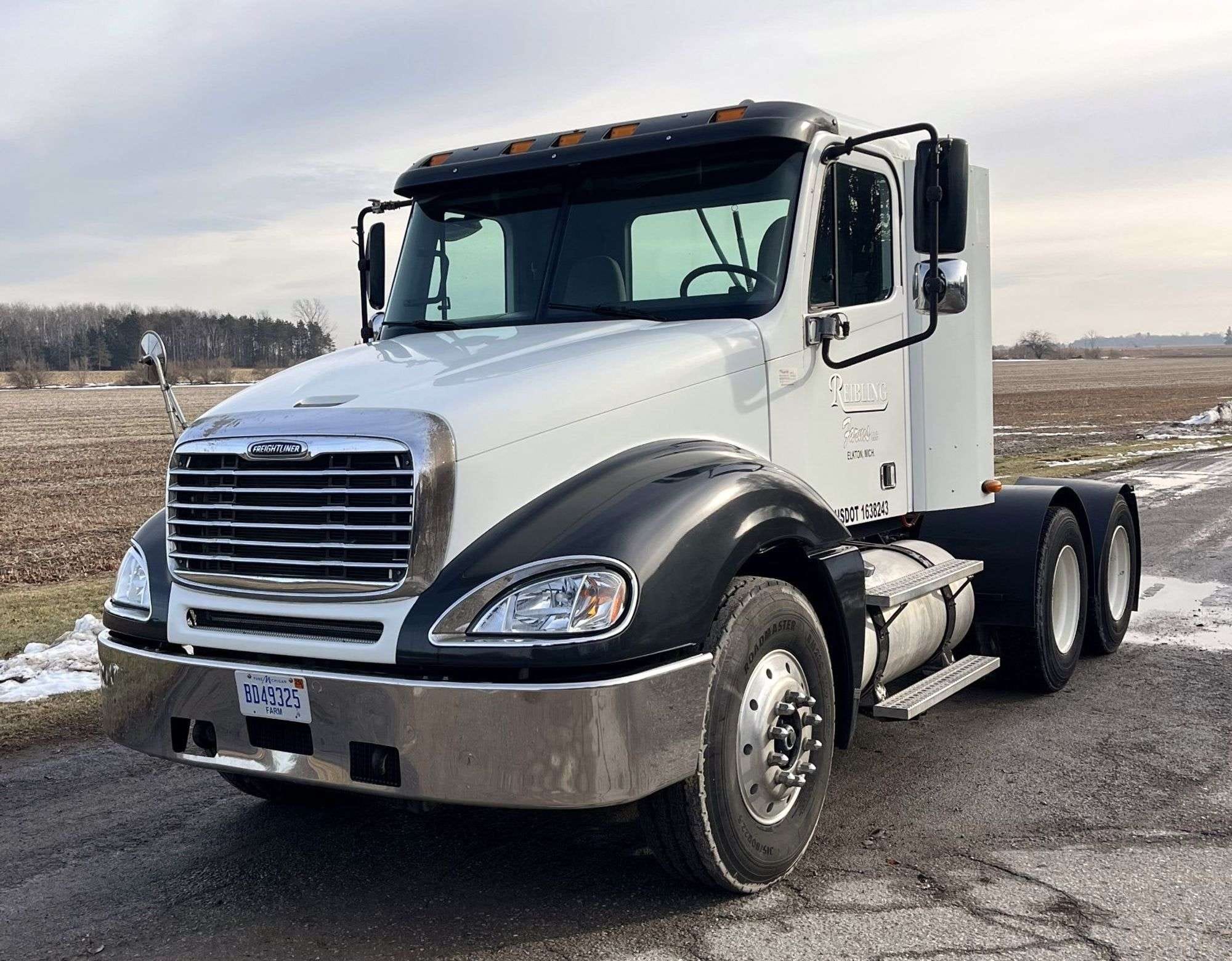 2005 Freightliner Columbia Equipment Image0