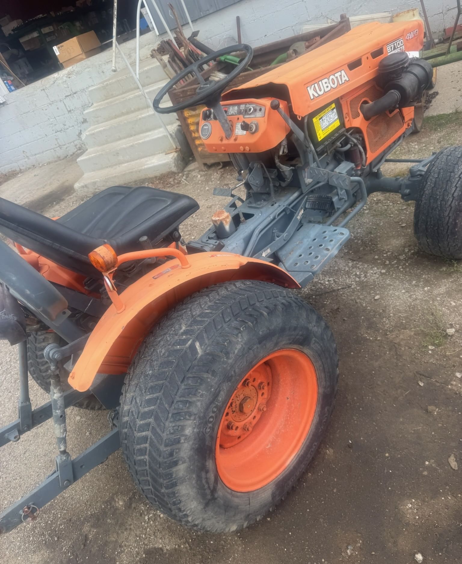 Kubota B7100 Equipment Image0