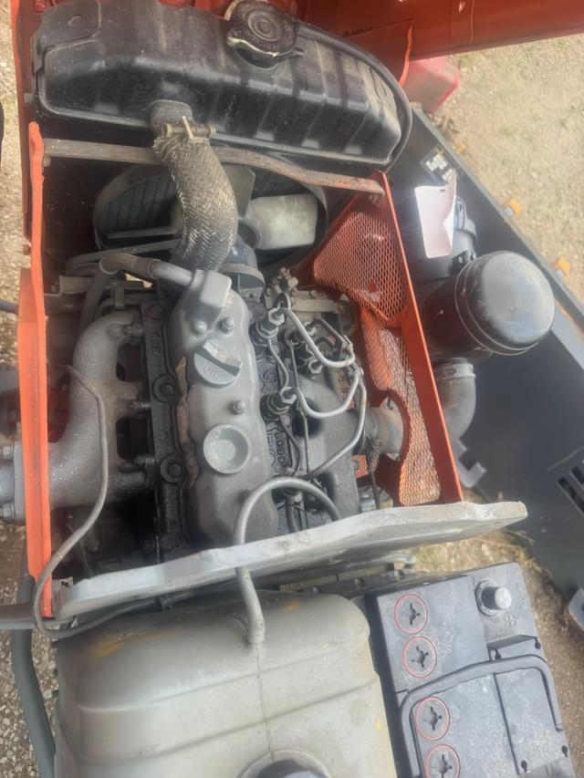 Image of Kubota B7100 equipment image 4
