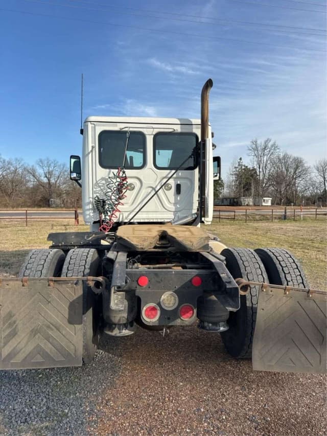 Image of Freightliner Cascadia equipment image 3
