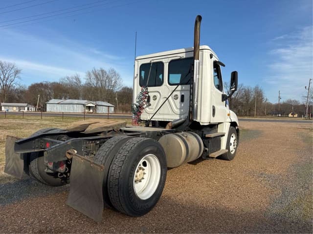 Image of Freightliner Cascadia equipment image 4