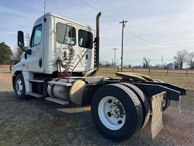 Image of Freightliner Cascadia equipment image 2