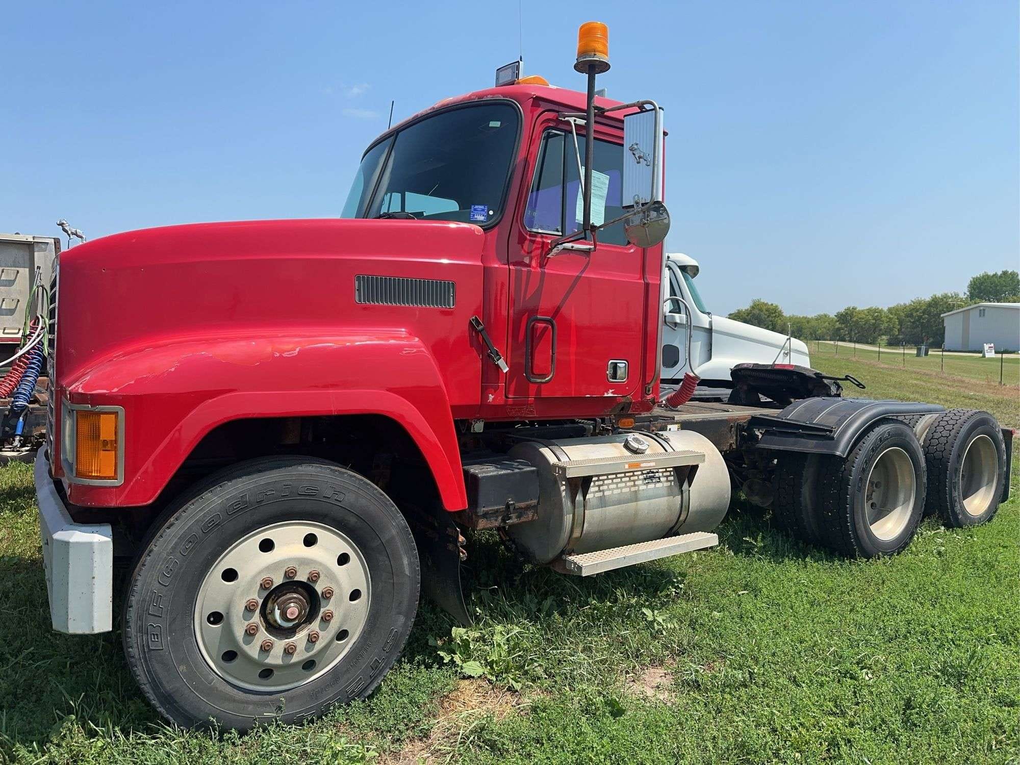 1993 Mack CH613 Equipment Image0