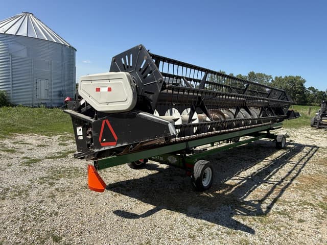 Image of Gleaner 525 equipment image 1