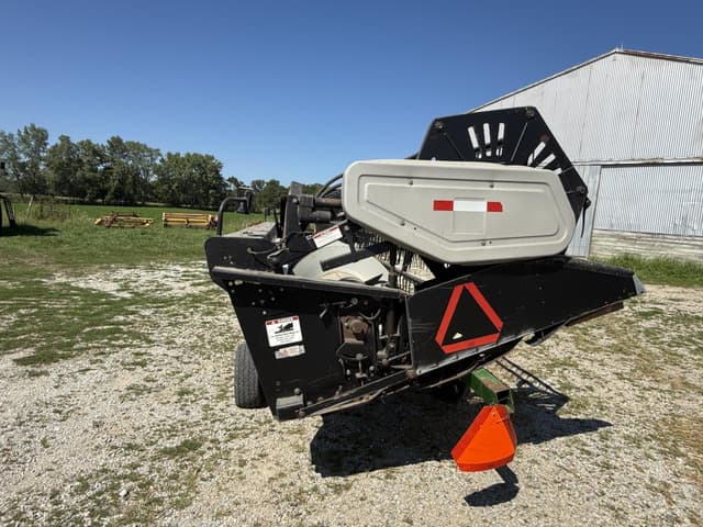 Image of Gleaner 525 equipment image 3