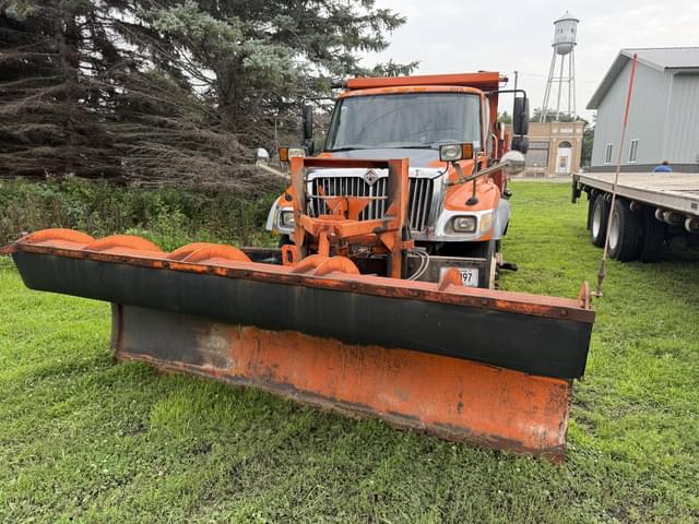 Image of International 7300 equipment image 2
