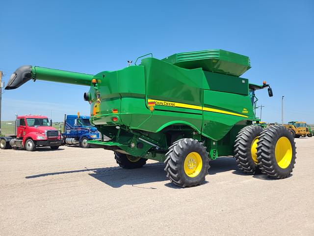 Image of John Deere S660 equipment image 2