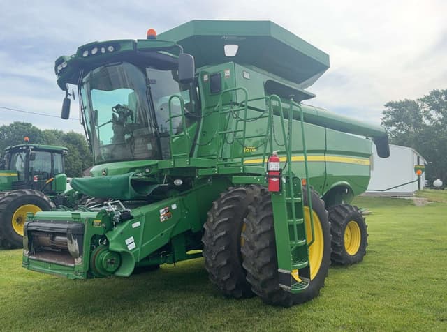 Image of John Deere S670 equipment image 1