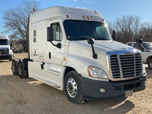 Image of Freightliner Cascadia equipment image 2