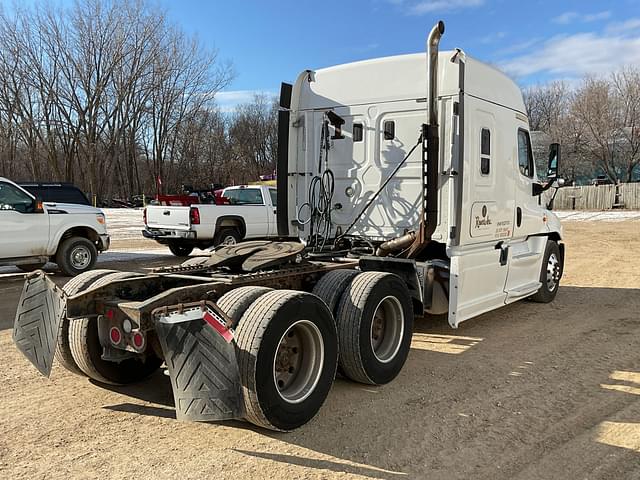 Image of Freightliner Cascadia equipment image 4