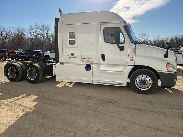 Image of Freightliner Cascadia equipment image 3