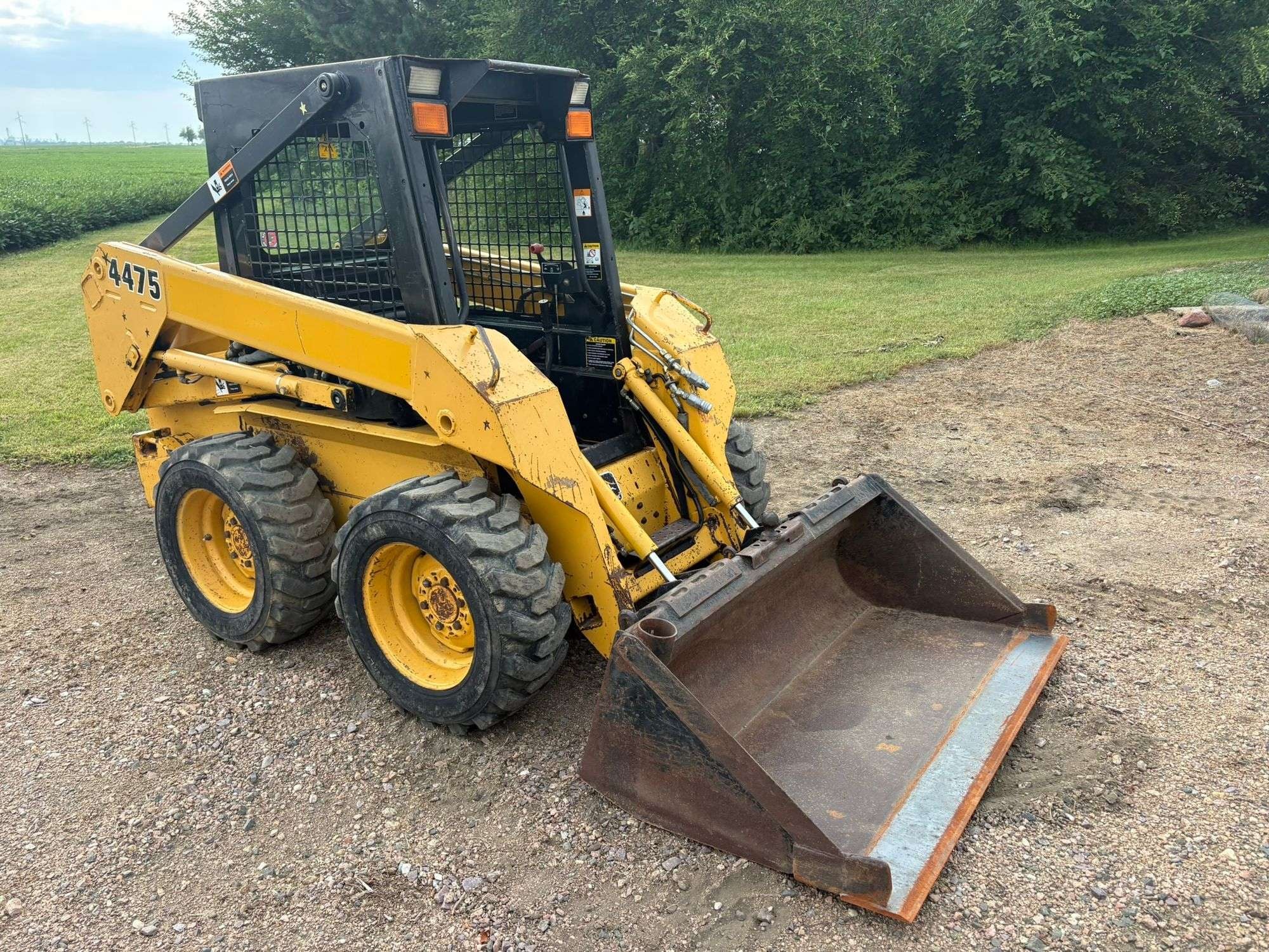 John Deere 4475 Equipment Image0