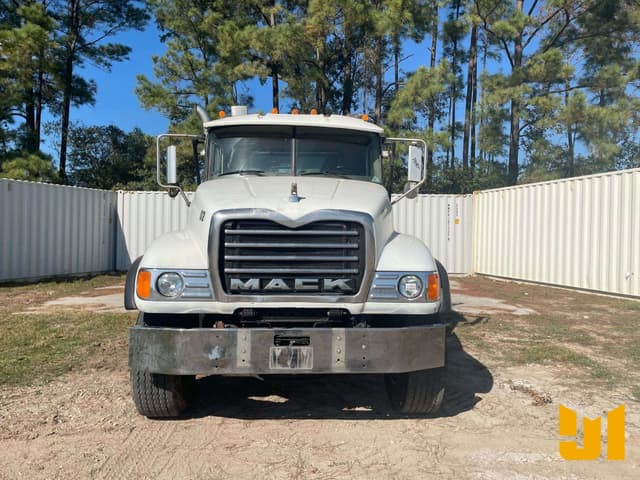 Image of Mack Granite CV713 equipment image 1