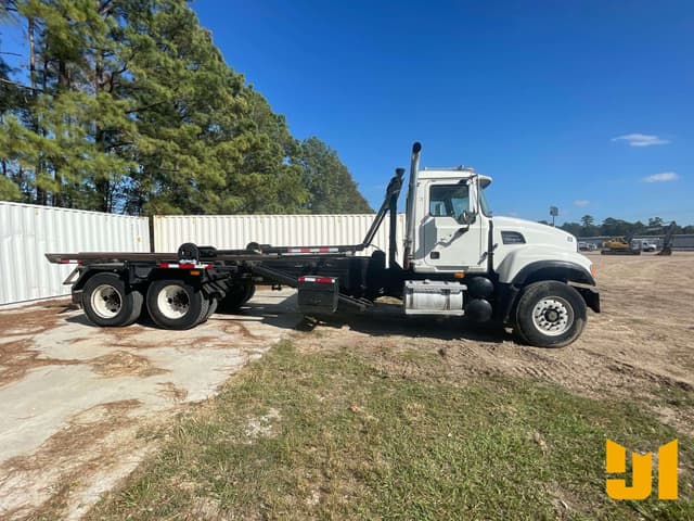 Image of Mack Granite CV713 equipment image 3