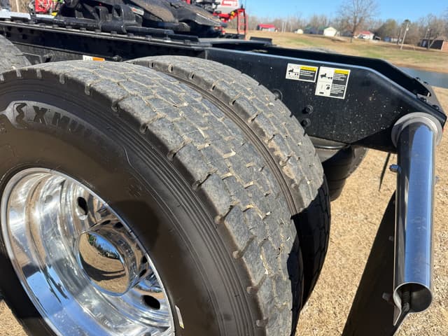 Image of Peterbilt 589 equipment image 4