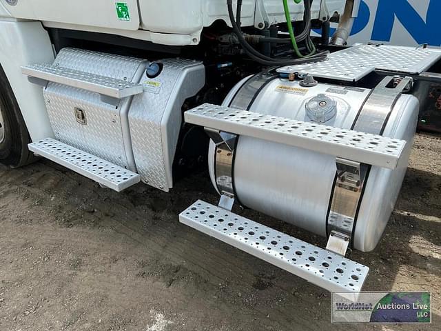 Thumbnail image Freightliner Cascadia 125 24