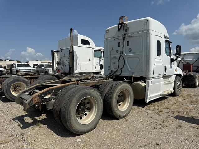 Image of Freightliner Cascadia equipment image 3