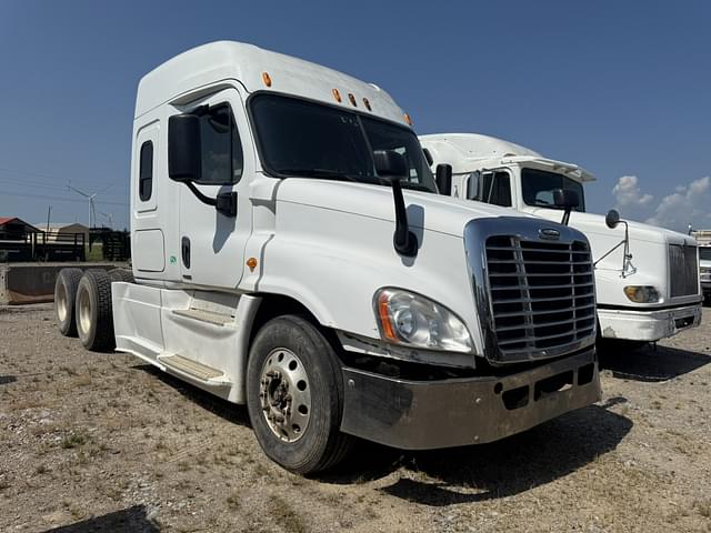Image of Freightliner Cascadia equipment image 2