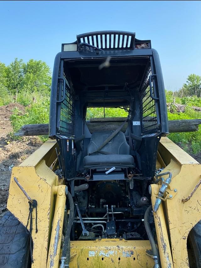 Image of John Deere 325 equipment image 3