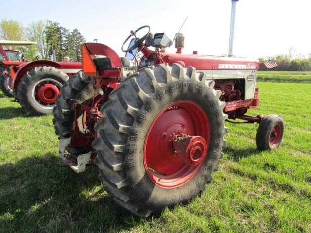 Image of Farmall 560  equipment image 4