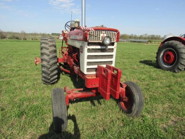 Image of Farmall 560  equipment image 2