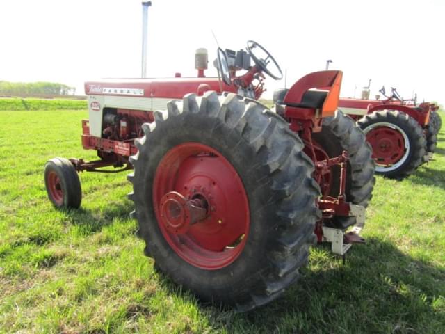 Image of Farmall 560  equipment image 3
