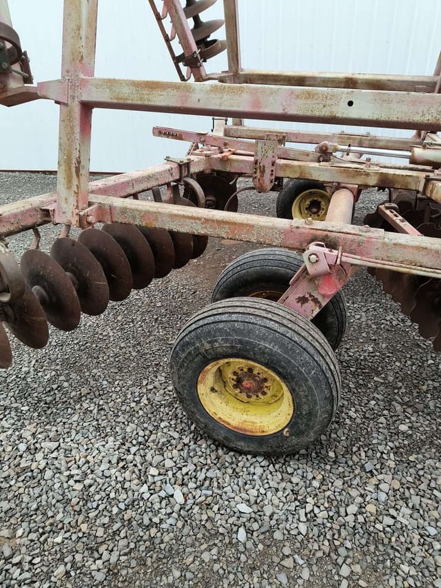 Image of Massey Ferguson 820 equipment image 4