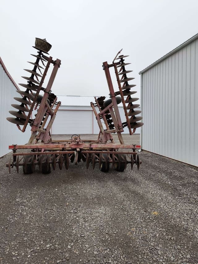 Image of Massey Ferguson 820 equipment image 1