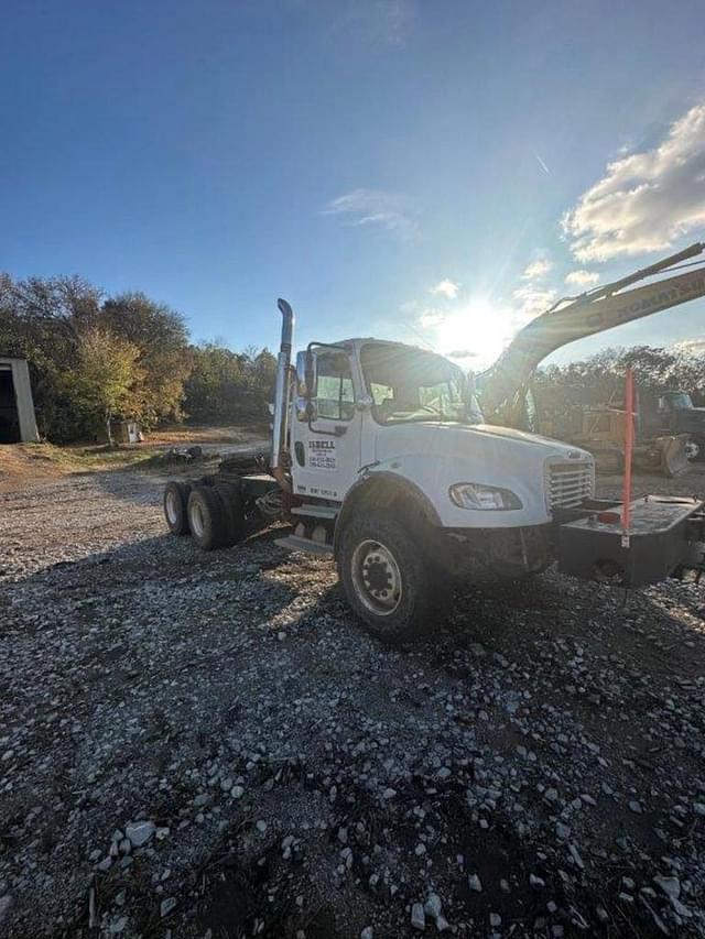 Image of Freightliner M2 106 equipment image 1