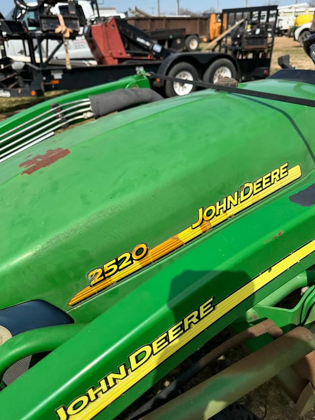 Image of John Deere 2520 equipment image 1