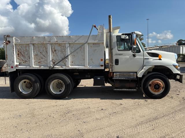 Image of International 7400 equipment image 3
