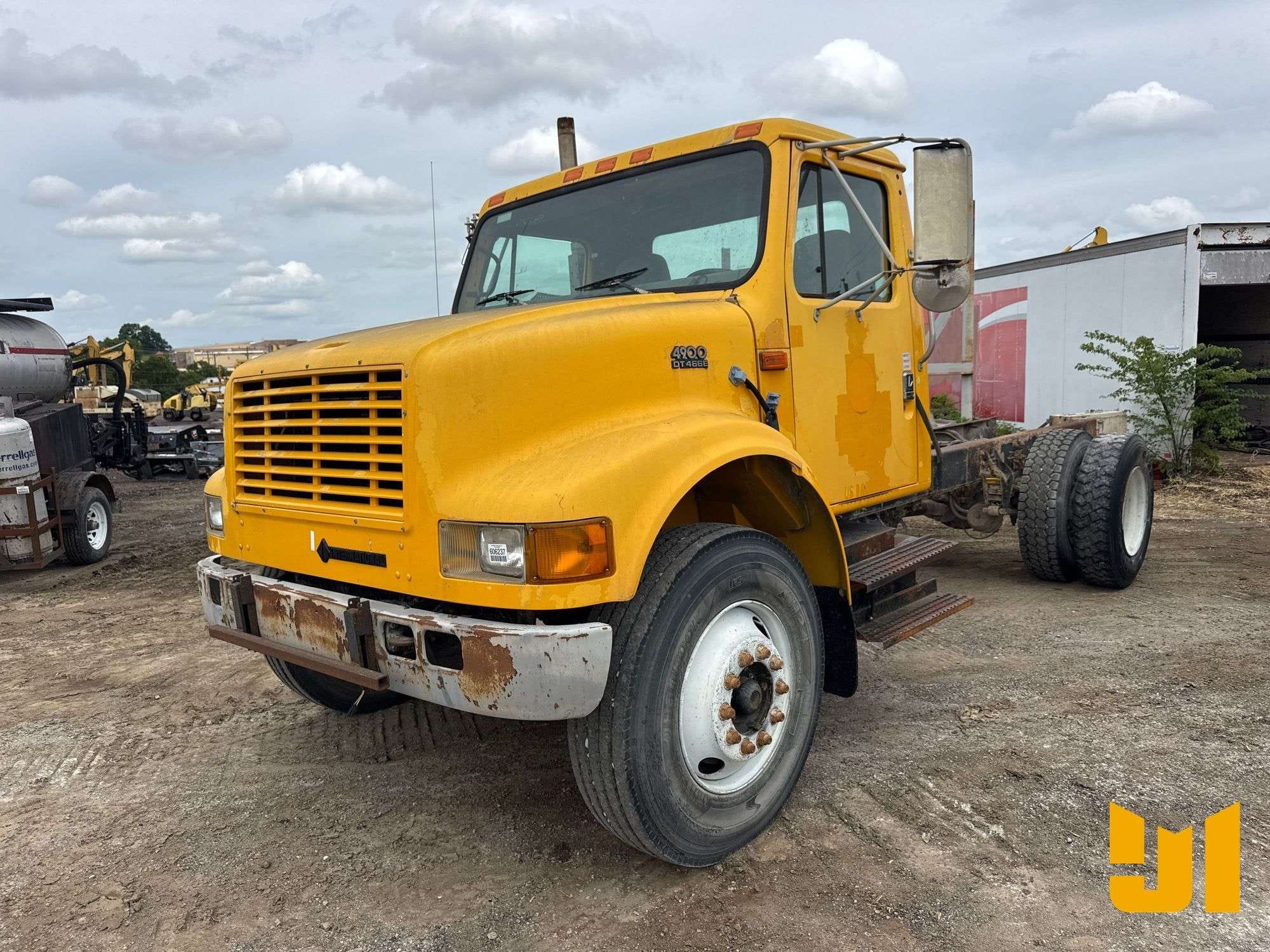 1999 International 4900 Equipment Image0