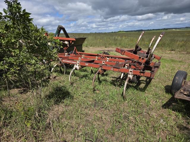 Image of International Harvester 645 equipment image 4