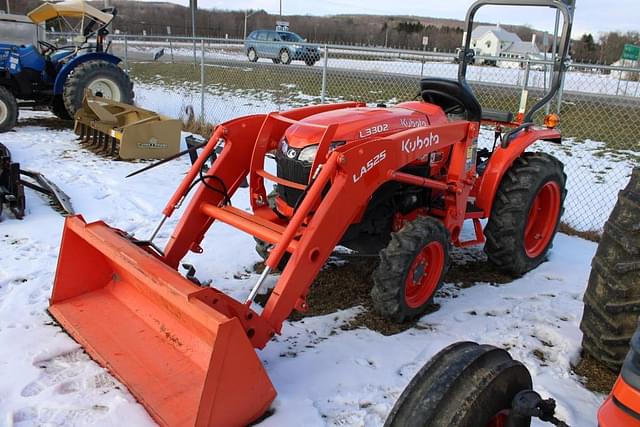 Image of Kubota L3302 equipment image 2