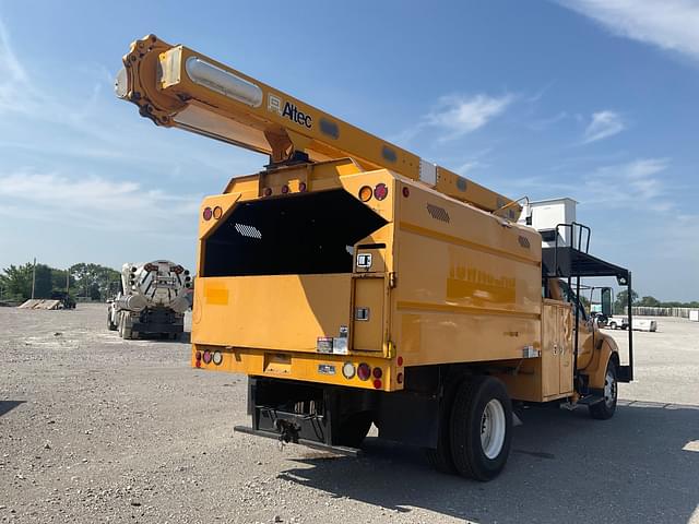 Image of Ford F-750 equipment image 4