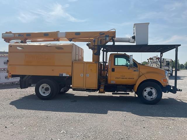 Image of Ford F-750 equipment image 3