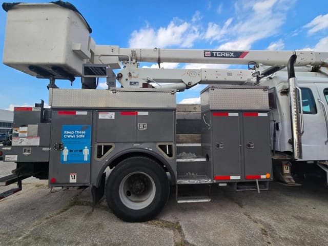 Image of Freightliner M2 106 equipment image 2