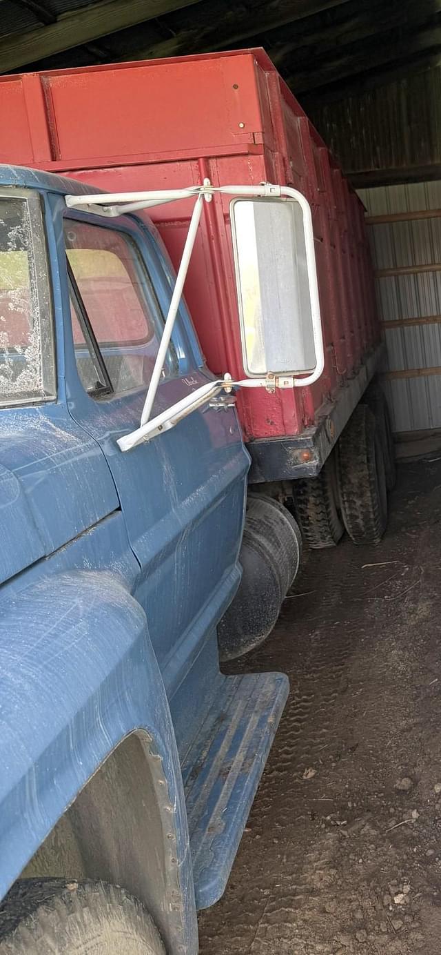 Image of Ford F-700 equipment image 1
