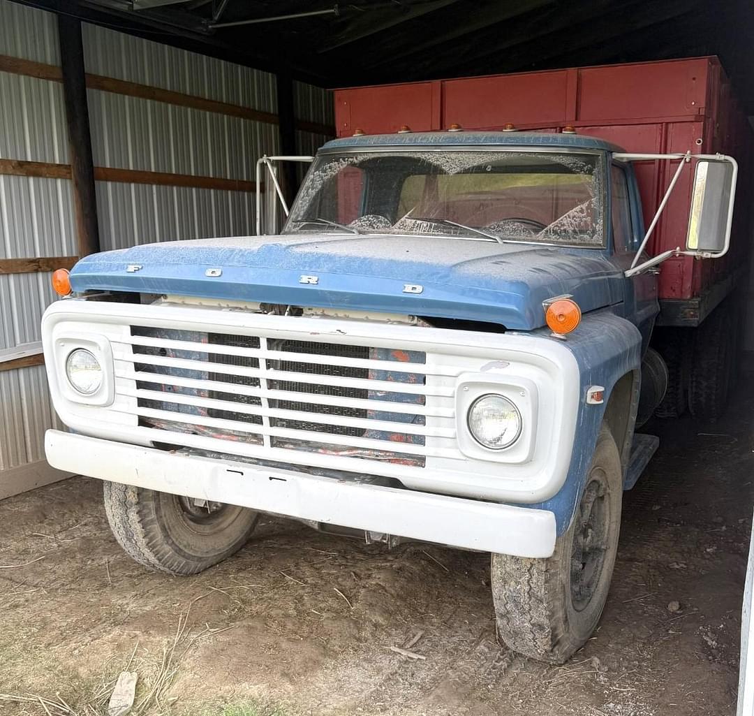 Image of Ford F-700 Primary image