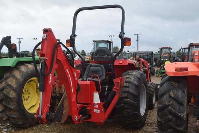 Image of Massey Ferguson 2706E equipment image 2